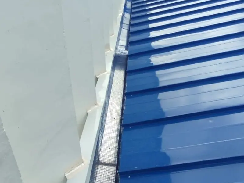 Teja Standing Seam sencilla: encuentro con canal de aguas lluvias