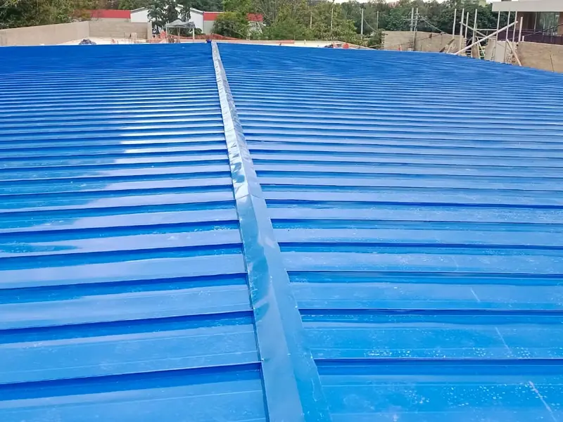 Teja Standing Seam sencilla: caballete de cumbrera en azul