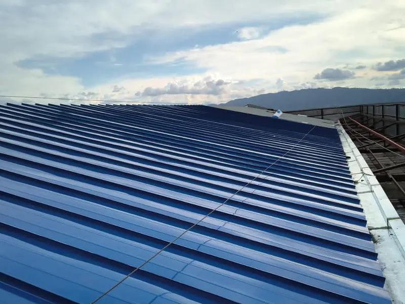 Teja Standing Seam sencilla: cubierta en azul con remate lateral