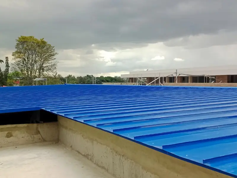 Teja Standing Seam sencilla: cubierta de baja pendiente en azul