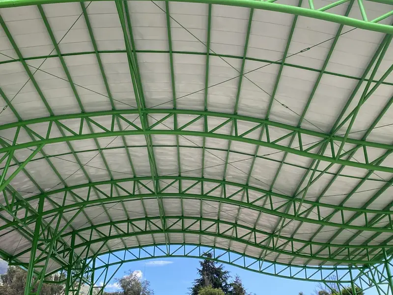 Teja Standing Seam sencilla: cubierta curva sobre estructura metálica