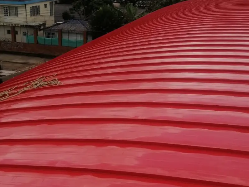 Teja Standing Seam sencilla: cubierta curva en rojo