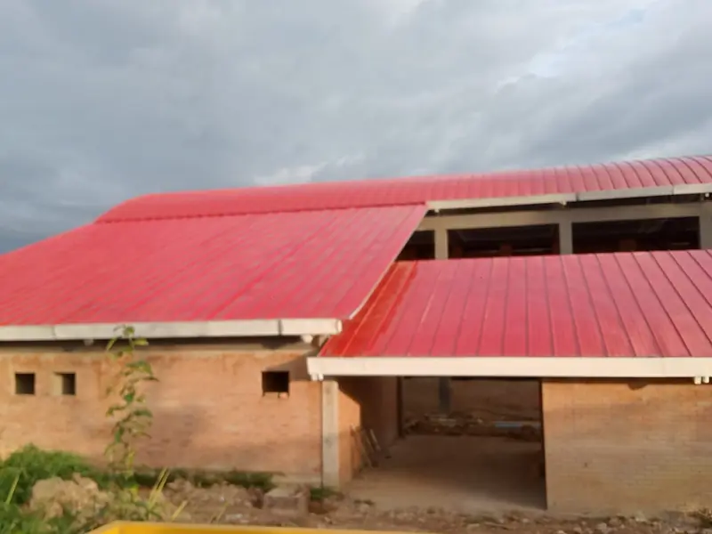 Teja Standing Seam sencilla: cubierta a dos aguas en rojo